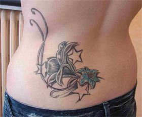 tatouage fleur bas du dos