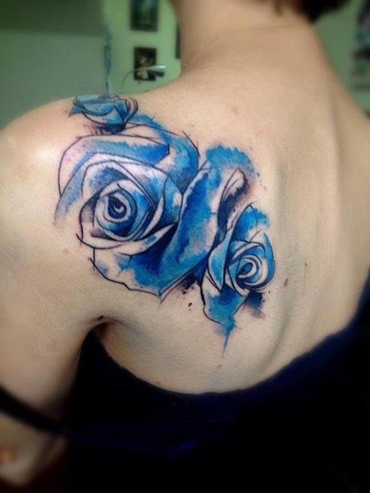 tatouage fleur bleu
