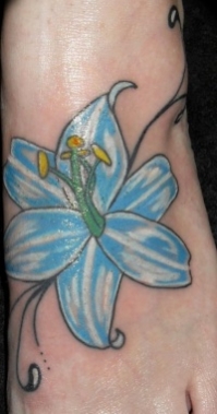tatouage fleur bleu