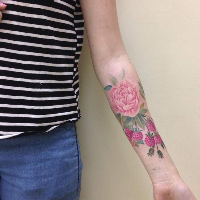 tatouage fleur bras femme