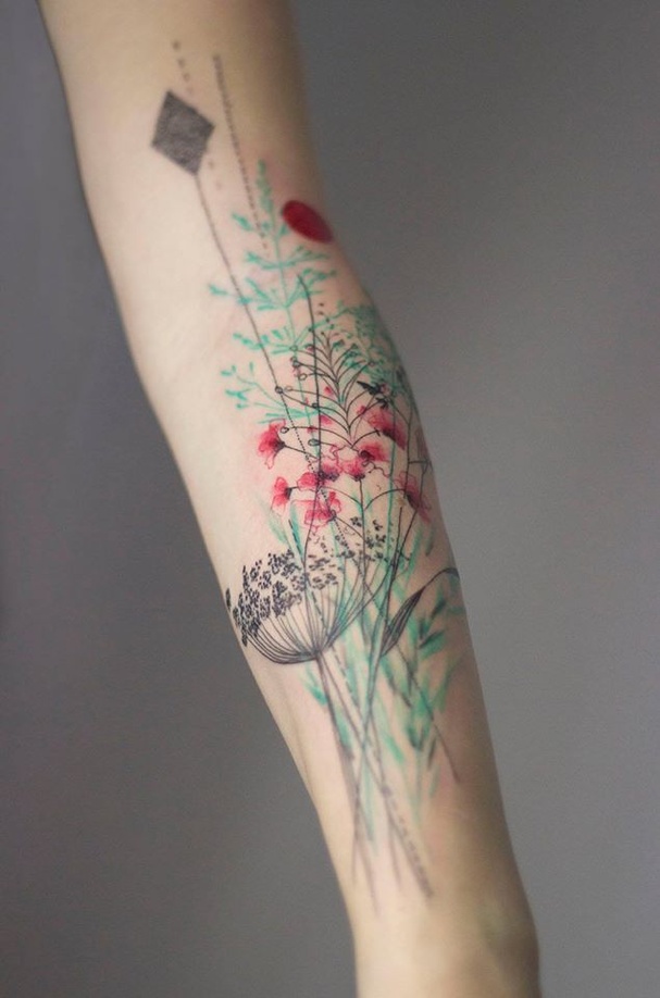tatouage fleur bras femme