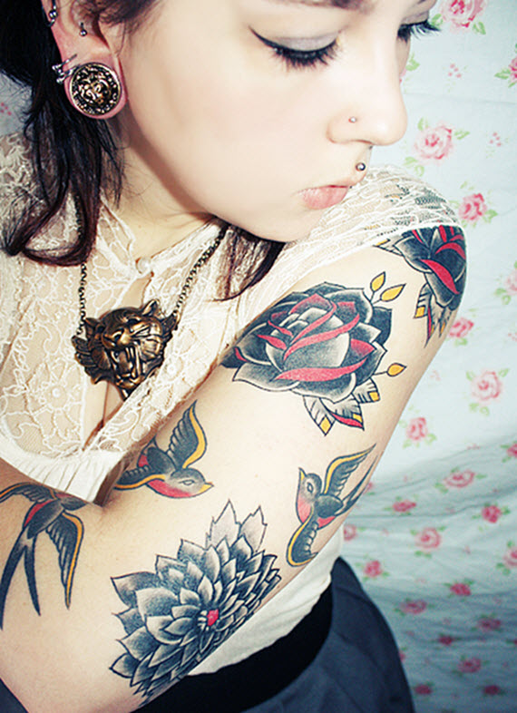 tatouage fleur bras femme