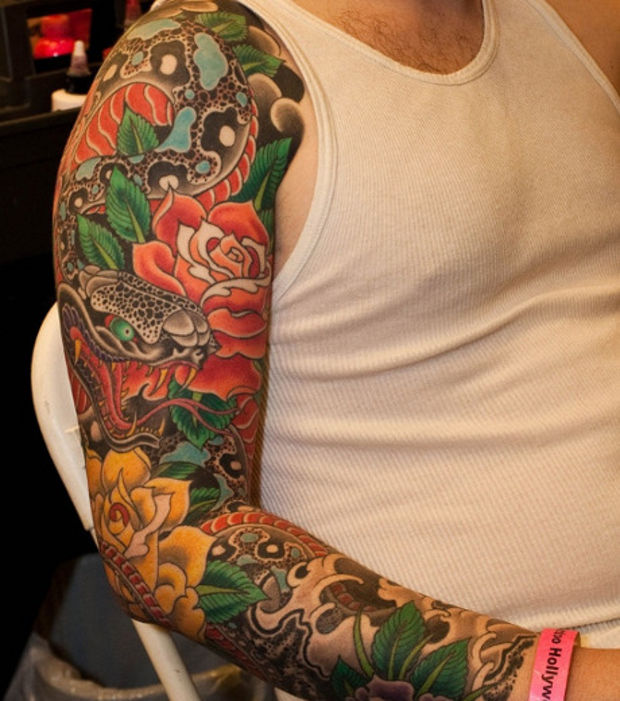 tatouage fleur bras homme