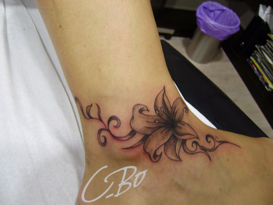tatouage fleur cheville