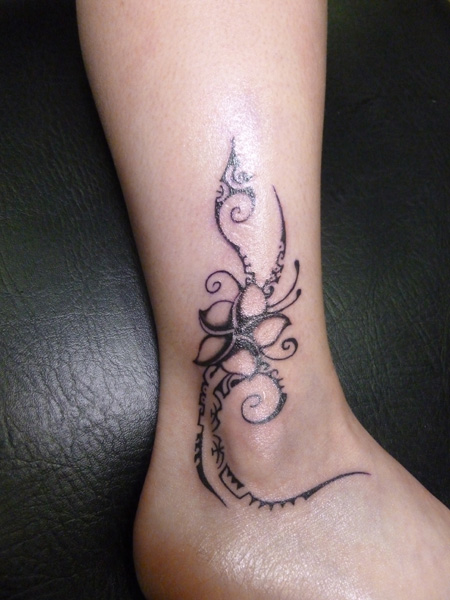 tatouage fleur cheville