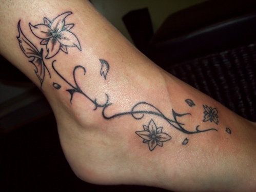 tatouage fleur cheville