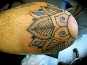 tatouage fleur coude
