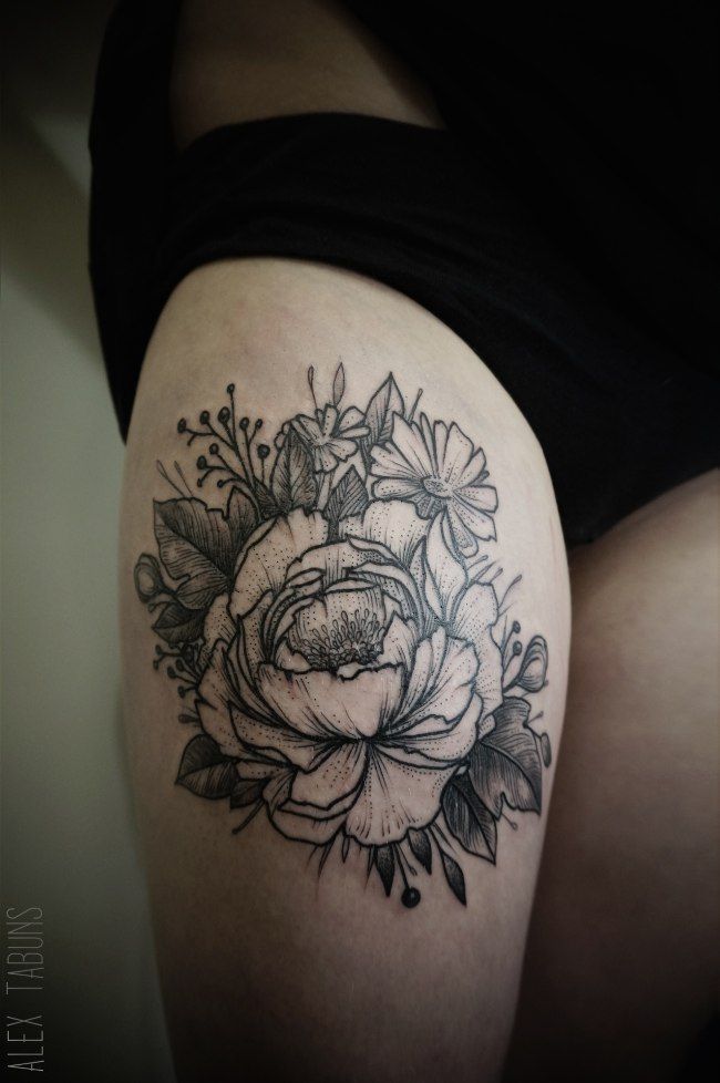 Tatouage fleur cuisse