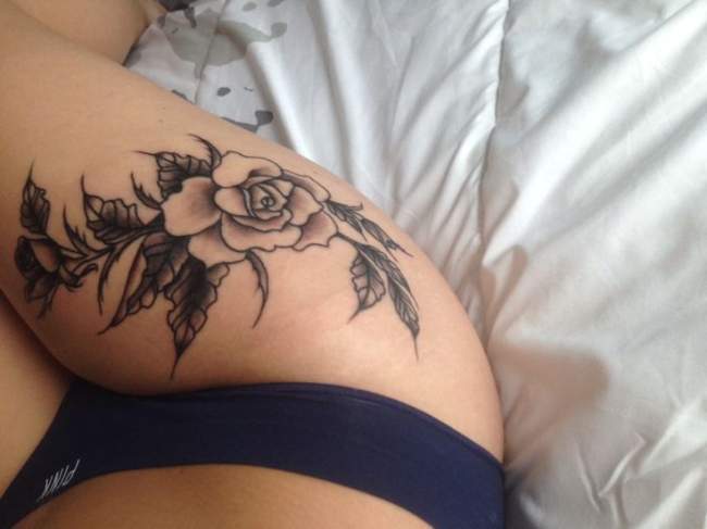 tatouage fleur cuisse