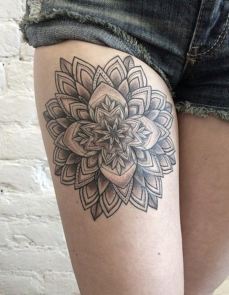 tatouage fleur cuisse