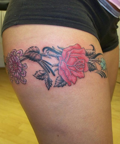 tatouage fleur cuisse