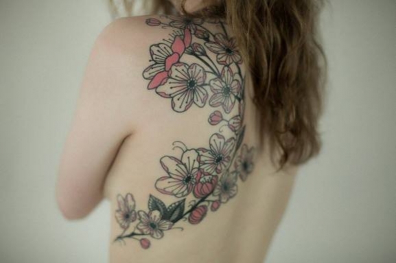 tatouage fleur dos