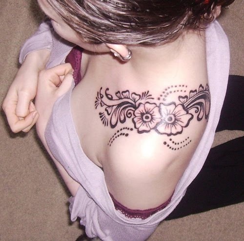 tatouage fleur épaule femme