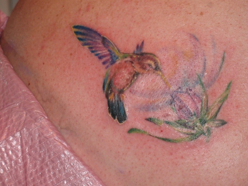 tatouage fleur et colibri