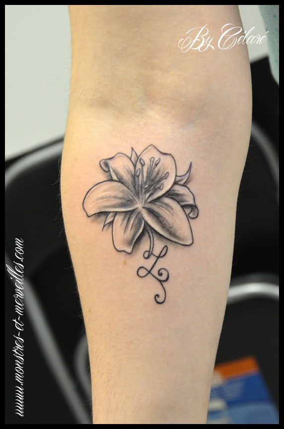 tatouage fleur et initiale