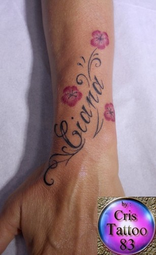 tatouage fleur et initiale