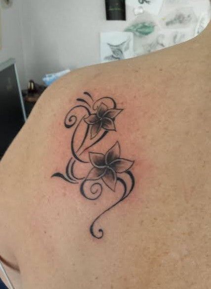 tatouage fleur frangipanier