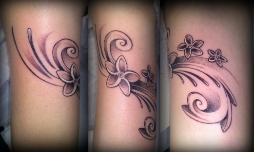 tatouage fleur frangipanier