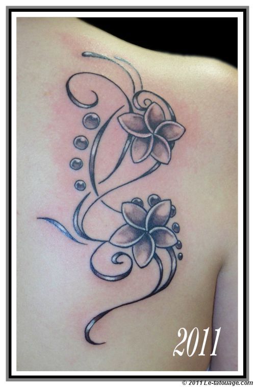 tatouage fleur frangipanier