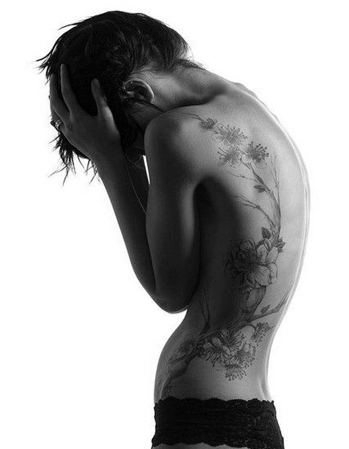 Tatouage fleur grimpante dos