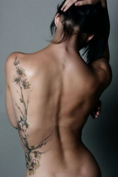 tatouage fleur grimpante dos