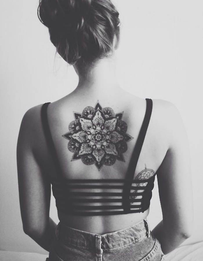 tatouage fleur grimpante dos