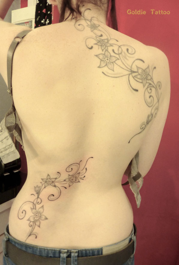 tatouage fleur grimpante dos