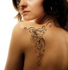 tatouage fleur grimpante dos