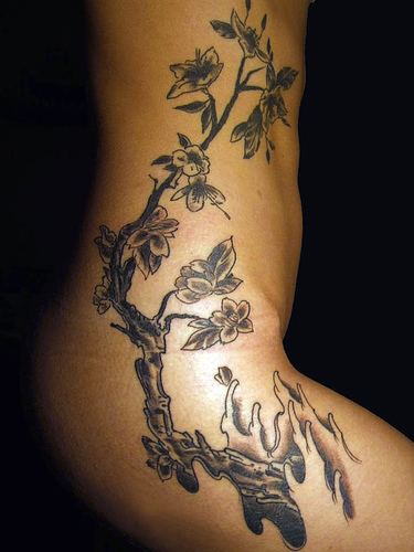 tatouage fleur hanche
