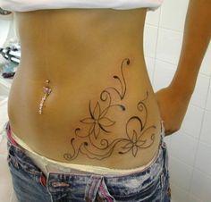 tatouage fleur hanche