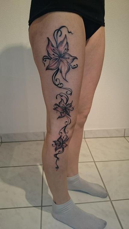 tatouage fleur jambe
