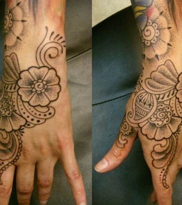 tatouage fleur main