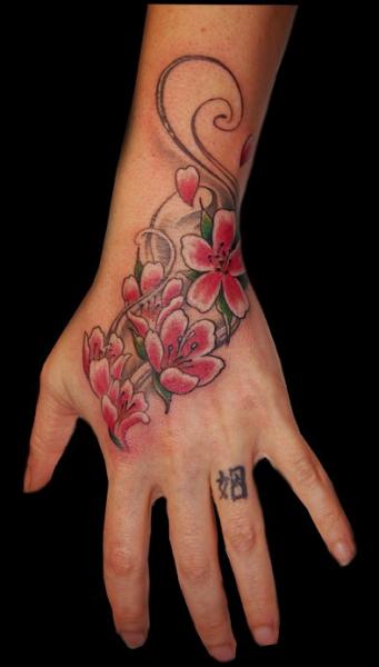 tatouage fleur main