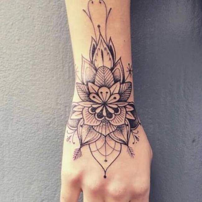 tatouage fleur main
