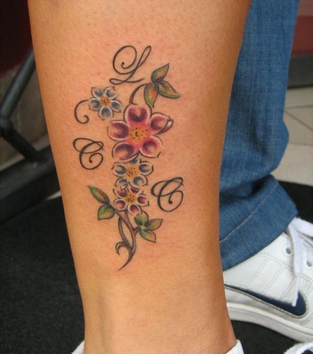 Tatouage fleur mollet