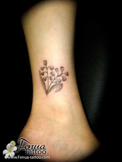 tatouage fleur muguet