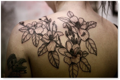 tatouage fleur noir