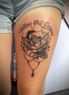 tatouage fleur noir et blanc