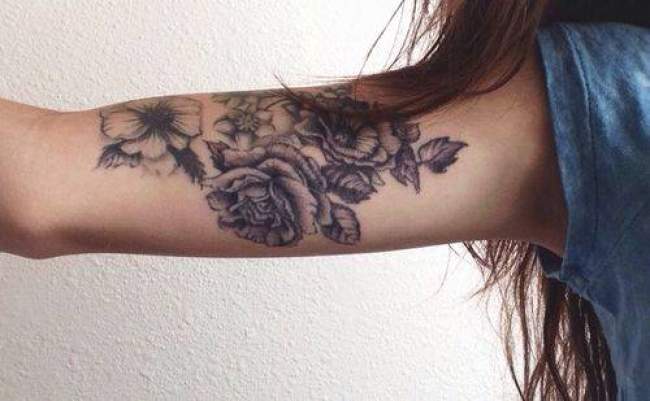 Tatouage fleur noir et gris