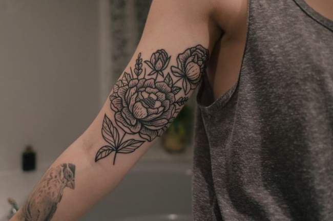 tatouage fleur noir et gris