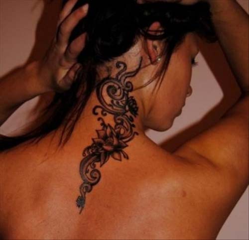 tatouage fleur nuque