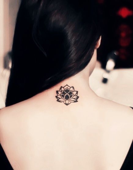 tatouage fleur nuque