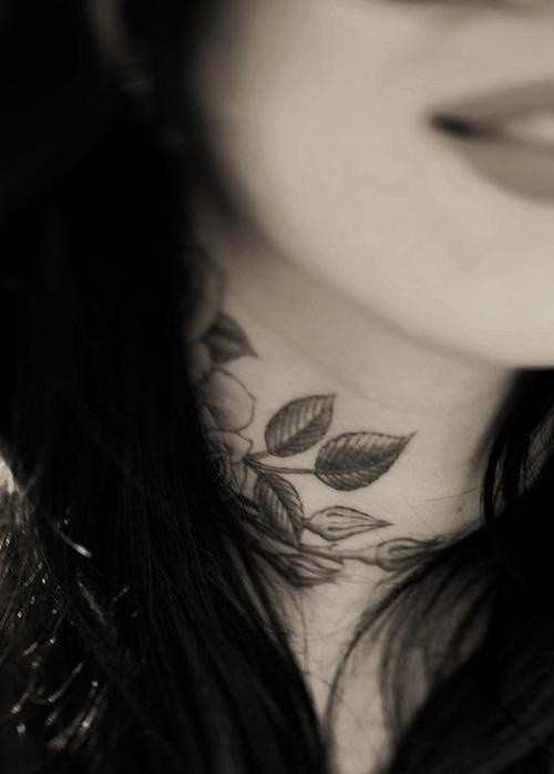 tatouage fleur nuque