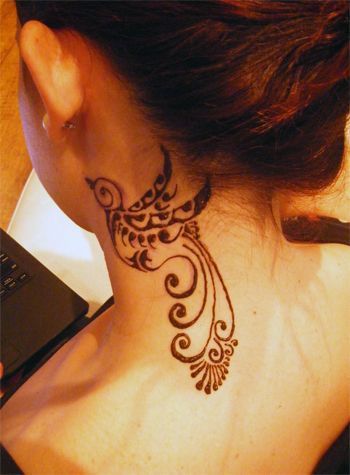 tatouage fleur nuque femme