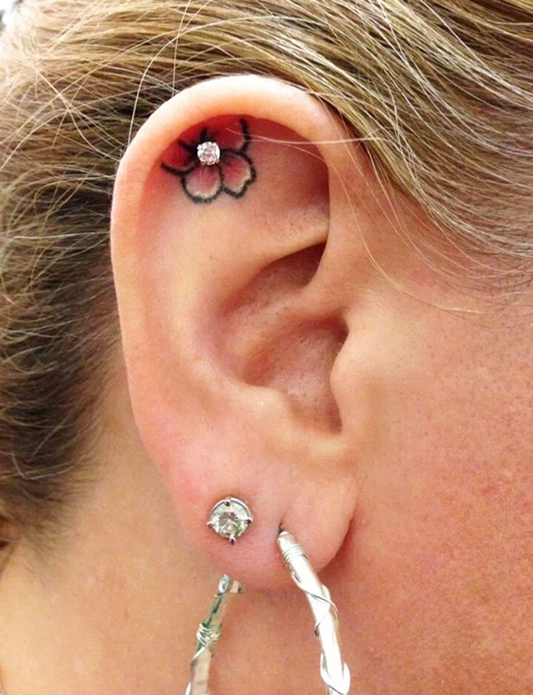 Tatouage fleur oreille