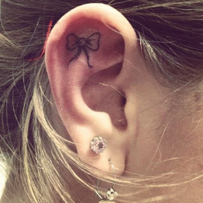 tatouage fleur oreille