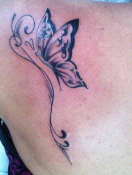 Tatouage fleur papillon