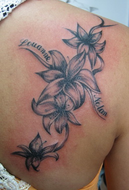 tatouage fleur papillon