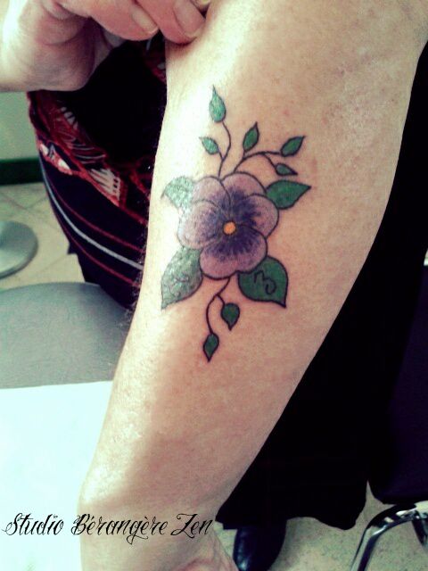 tatouage fleur pensée