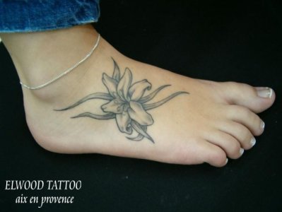 tatouage fleur pied